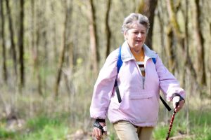 скандинавская ходьба как эффективная профилактика остеопороза, картинка