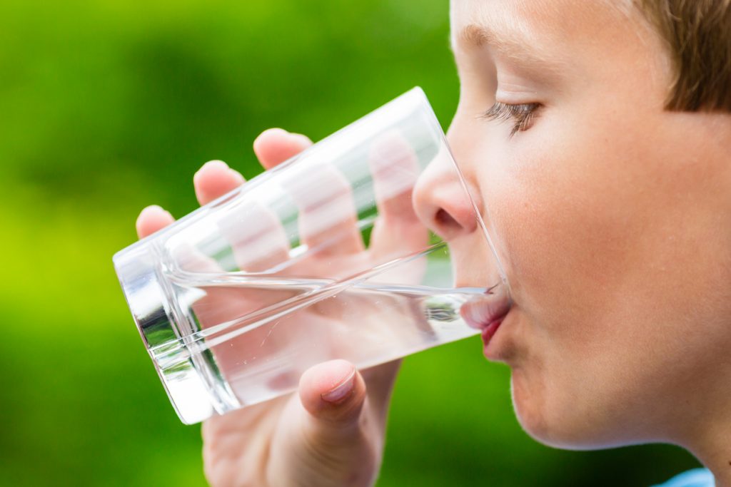 Ребенок пьет. Пить воду. Дети воды. Ребенок пьет воду из. Игра надо пить