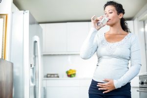 Сколько нужно пить воды во время беременности, картинка