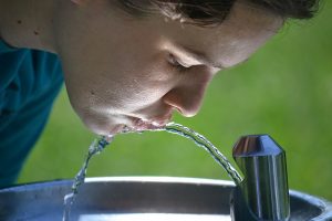 сколько нужно пить воды подростку, картинка
