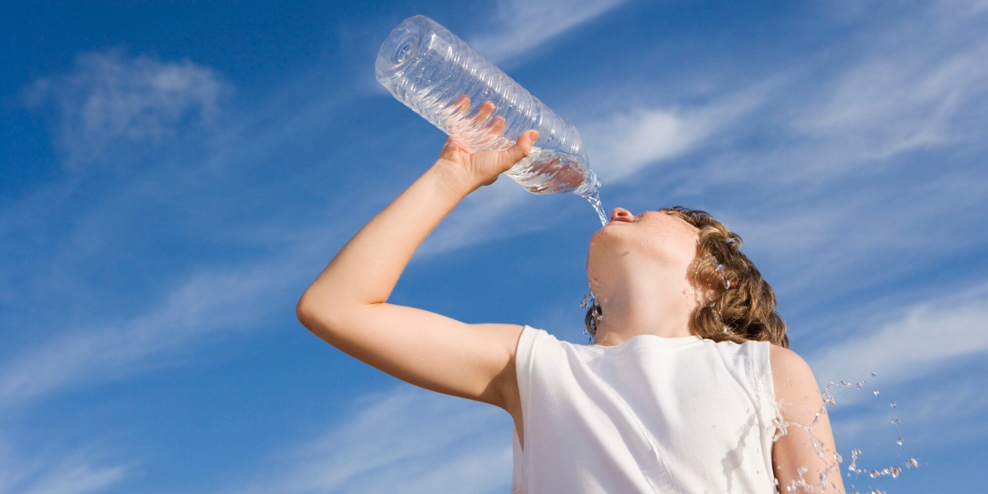 Сколько нужно пить воды в день подростку: литров, вес, стаканов, как