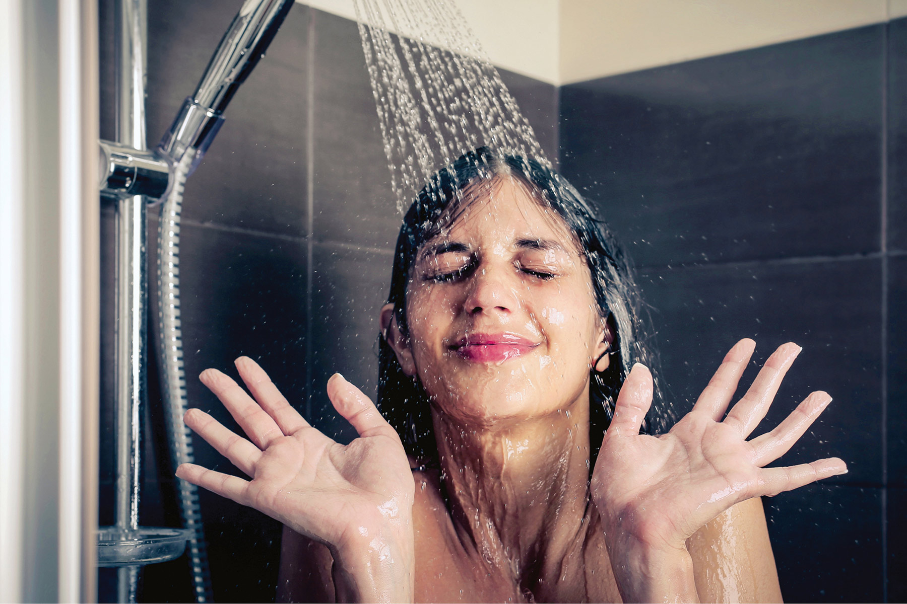 чем полезен контрастный душ для женщин, картинка.
