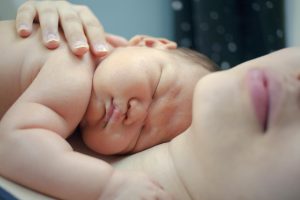 Фото новорожденных девочек в роддоме, первый день жизни