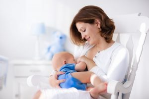 кормление новорожденного грудью, картинка