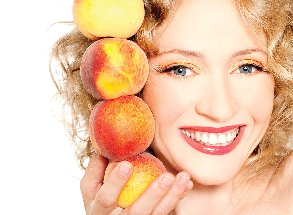 Форма персик у девушки. Девушка с абрикосами. Женщина с персиками. Женский персик. Фотосессия с персиками.