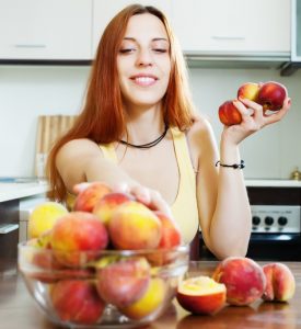 польза персиков для женщины, картинка